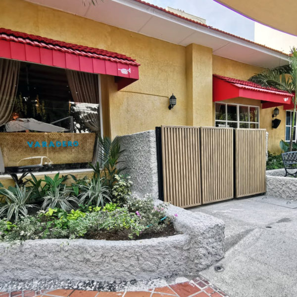 puerta-pvc-textura-madera-restaurante-varadero-barranquilla-outdoor-design