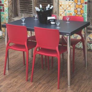mesa-comedor-con-sillas-sofia-de-tramontina-restaurante-outodor-design