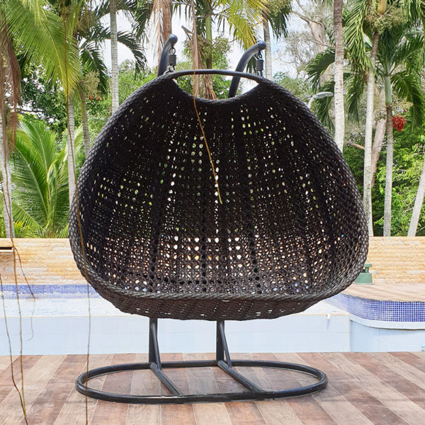 silla-colgante-doble-mumbai-en-rattan-sintetico-outdoor-design-barranquilla