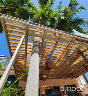 Pérgola con columna asegurada a muro